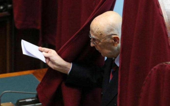 L'uscente Napolitano vota per eleggere il suo successore al Quirinale