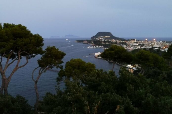 La spettacolare veduta dal Castello Aragonese di Baia, frazione di Bacoli, Comune nel perimetro della Città Metropolitana di Napoli
