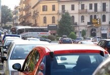 Il Comune di Avellino vieta lo stazionamento serale nei giardini di Piazza Kennedy