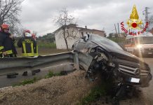 Mirabella Eclano, auto finisce fuori strada. Estratto dalle lamiere un anziano