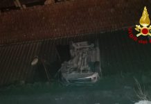 Montecalvo, sbanda con l’auto e finisce sul tetto di un’abitazione