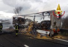Tir in fiamme sulla A16, maxi intervento dei vigili del fuoco