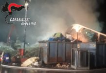 In fiamme deposito di rifiuti a Serino