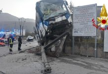 Ad Avella auto contro un autobus che vola su un muro di cinta. Autista in ospedale
