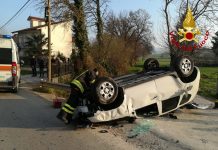 Frigento, auto finisce contro un palo, quattro persone in ospedale