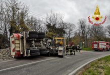 Pratola Serra, autocarro ribaltato sulla Ss7: traffico in tilt per 6 ore