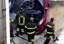 Avellino, 2 auto esplose nei pressi della Provincia (che è stata evacuata). Si indaga sulle cause