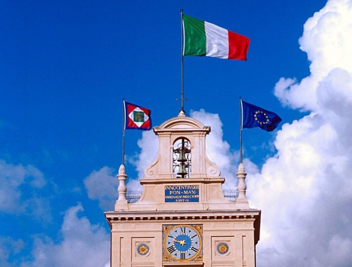 La bandiera della Repubblica italiana sventola sul Palazzo del Quirinale in Roma