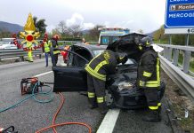A Mercogliano scontro tra auto e furgone sull’A16, 5 feriti all’ospedale. Uno estratto dalle lamiere