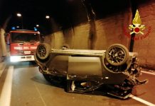 Scontro tra 2 auto sotto la galleria di Solofra: una si è ribaltata. All’ospedale un uomo estratto dalle lamiere
