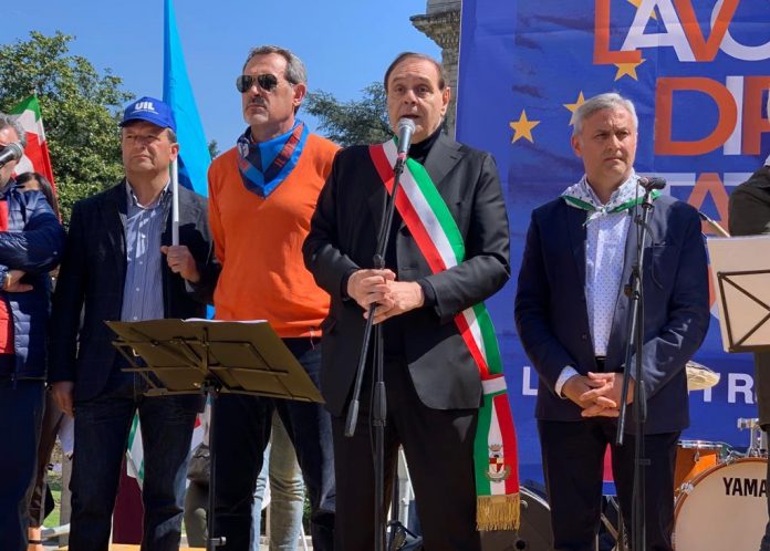 Clemente Mastella interviene alla manifestazione unitaria di Chi, Cisl e Uil per la festa del Primo Maggio di quest'anno nel capoluogo sannita