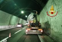 Autotrasportatore di liquami trovato morto a bordo strada sull’A16. Si indaga sul carico