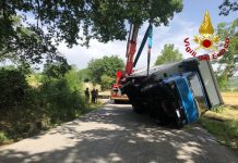Autocarro pizzeria mobile si ribalta e finisce fuori strada. Miracolosamente illeso il conducente