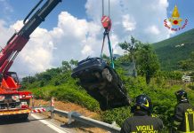Auto nel crepaccio al di sotto del raccordo Av-Sa. Un giovane ferito in ospedale