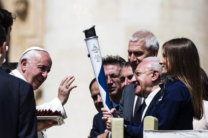 La Torcia dell'Universiade benedetta dal Papa in Vaticano