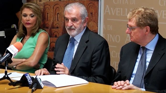 Il commissario straordinario al Comune di Avellino, Giuseppe Priolo. Accanto a lui, il Vice Prefetto Silvana D'Agostino e il Sub Commissario Francesco Ricciardi, nella sala stampa del Comune di Avellino alla conferenza stampa conclusiva, al termine di un incarico durato sette mesi