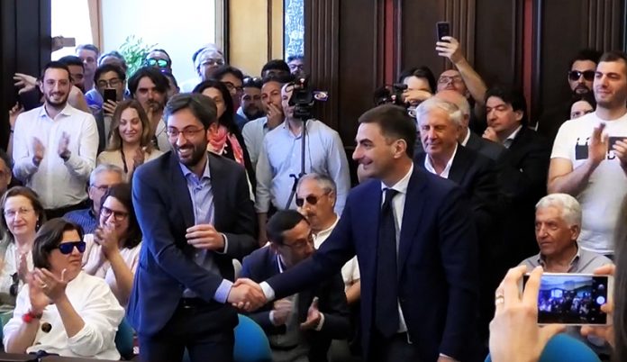 Stretta di mano tra il Sindaco di Ariano Irpino, Enrico Franza, e il predecessore, capo dell'opposizione, Domenico Gambacorta