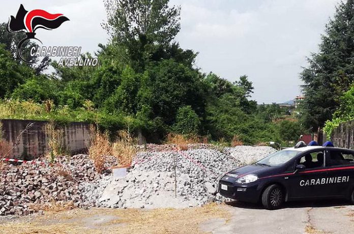 L'area di stoccaggio dei sampietrini sequestrata da Carabinieri e Forestale, che accusano la ditta di smaltimento illecito di rifiuti