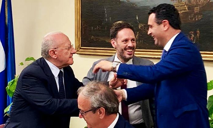 Il Sindaco di Avellino, Gianluca Festa, saluta il Governatore della Campania, Vincenzo De Luca alla riunione inaigurale del Tavolo per le Aree Interne