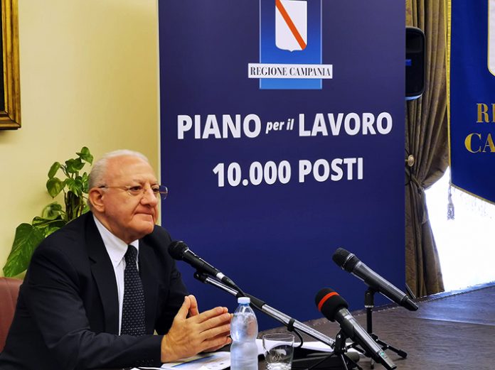 Vincenzo De Luca durante la conferenza stampa di presentazione del bando per la selezione e l'assunzione nel Pubblico Impiego campano dei primi 2175 nuovi impiegati negli enti locali della Campania. A regime saranno 10mila