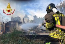 Montoro, in fiamme due baracche in legno con 7 bombole Gpl all’interno