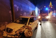 Auto contro le barriere in galleria, madre protegge il figlio e finisce in ospedale: illeso il bimbo