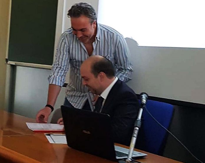 il candidato mentre firma la proposta di lavoro insieme al dr. Di Maio