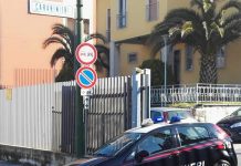 Scaglia un vaso contro la madre ma colpisce un Carabiniere, arrestato 22enne