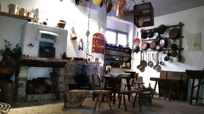 Museo Etnografico di Aquilonia 'Tartaglia'. Nella foto uno degli ambienti domestici rurali tipici delle aree interne fantine riprodotti. Il visitatore può entrare nella dimensione quotidiana della civiltà contadina dell'Italia Meridionale, documentata con ambienti e oggetti originali in ogni più piccolo particolare