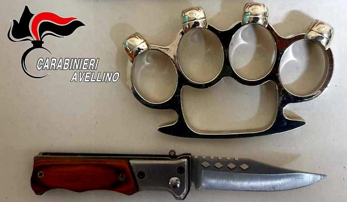 Bonito, 25enne per strada con coltello e tirapugni. Denunciato