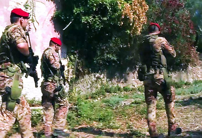 Carabinieri nel Vallo di Lauro. Qui in azione i “Baschi rossi” dello Squadrone Eliportato Cacciatori Puglia: militari addestrati presso il Reggimento Carabinieri Paracadutisti “Tuscania”.