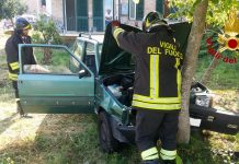 Auto fuori controllo contro un albero, estratto dalle lamiere è in ospedale