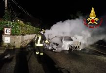 Auto contro muro si incendia, sfuggiti alle fiamme 2 giovani. Sono in ospedale