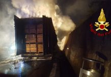 Tir di pomodori in fiamme sull’A16 a Vallata, code verso Canosa