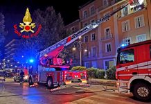 Appartamento in fiamme, salvati anziana e cane intrappolati