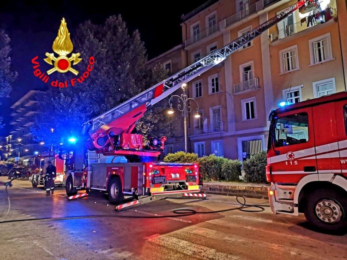 Appartamento in fiamme, salvati anziana e cane intrappolati