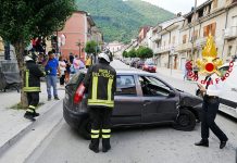 Auto fuori controllo schiantata su veicolo in sosta. Un ferito in ospedale
