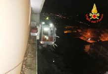 Salvato dai Vigili del Fuoco gatto nel trasportino rimasto in bilico sul cornicione