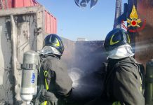 Deposito di rifiuti ingombranti in fiamme a Torre Le Nocelle
