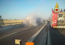 Tir di pomodori in fiamme sull’A16 a Vallata. Code sull’autostrada