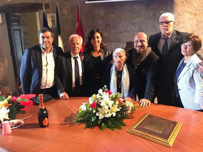 Festa per Eusebia e Maria Giuseppa oggi centenarie a Monteverde. Qui lo foto per Eusebia, con il Sindaco Franco Ricciardi