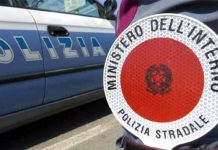 Con la moto contro il taxi sull’A16, sbalzato nella carreggiata opposta: è grave in ospedale