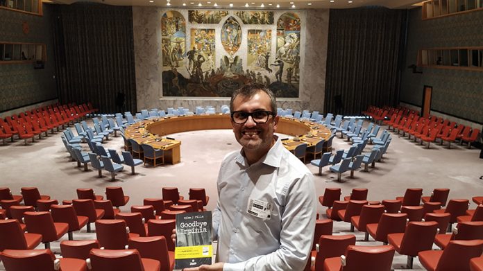 Mike J. Pilla nell'Aula del consiglio di sicurezza all'Onu con il suo volume,