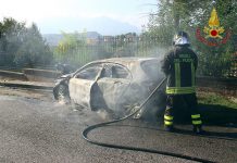 A fuoco auto in corsa sparge benzina, salvati conducente e villette