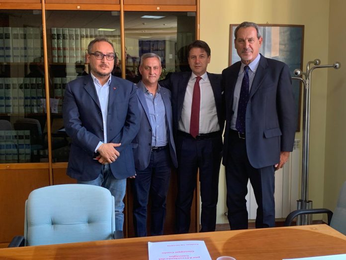Giuseppe Conte con i sindacati ad Avellino