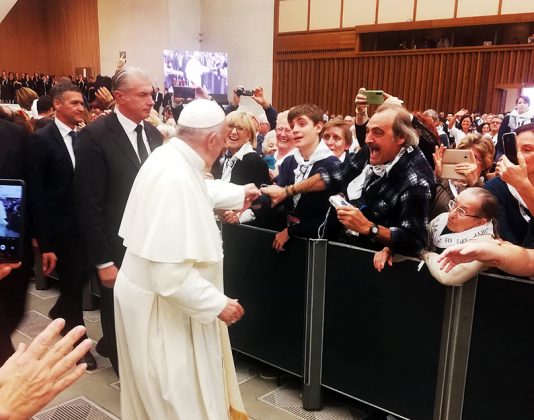 Il Papa Francesco tra gli operatori e i pazienti della Fondazione don Carlo Gnocchi