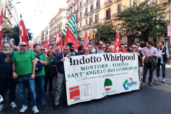 L'indotto Whirlpool marcia su Napoli. Manifestazione per ribadire la necessità di una soluzione che consenta di mantenere la produzione di lavatrici in Campania