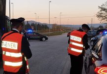 Sorpreso in giro con un bastone e due machete in auto ad Ariano Irpino