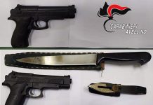 A spasso con pistola in pugno, coltello e pugnale nei calzini: panico ad Avellino