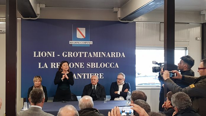 Cantiere della Lioni Grottaminarda pronto a Gesualdo. Sopralluogo del Ministro Paola De Micheli, nella foto durante il briefing, accanto alla Presidente del Consiglio Regionale Rosa D'Amelio, al Governatore Vincenzo De Luca, al Consigliere Delegato Luca Cascone